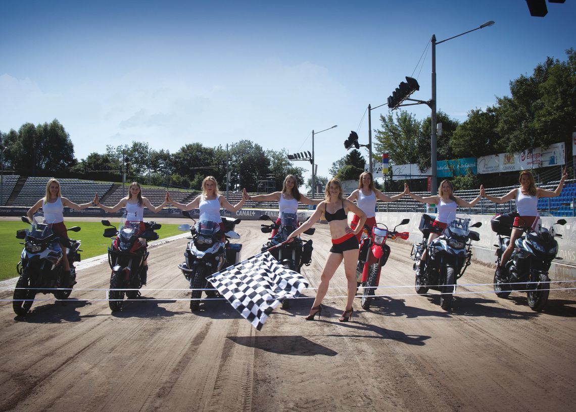 Dziewczyny z kalendarza. MotoLejdis wskakują na motocykle i... pomagają