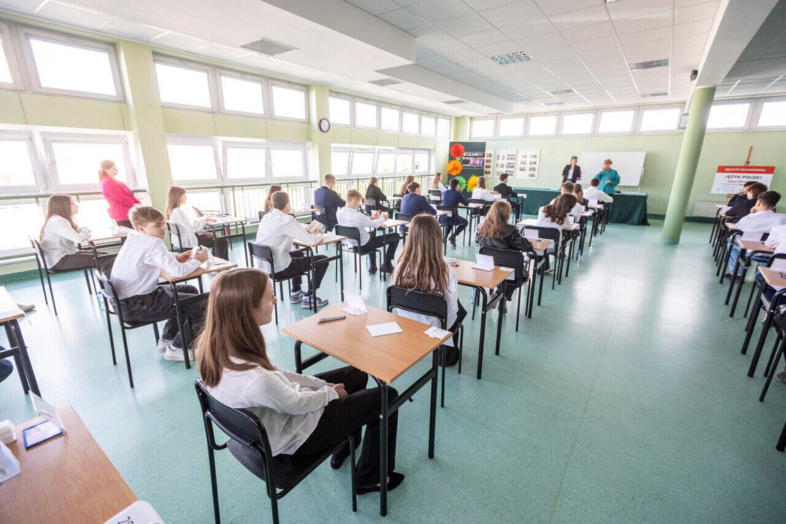 uczniowie podczas egzaminu ósmoklasisty z matematyki – zdjęcie ilustracyjne