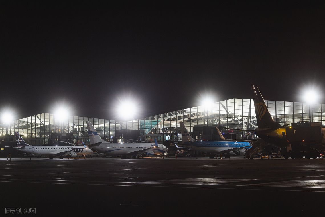 lotnisko w Gdańsku, samoloty, zdjęcie ilustracyjne