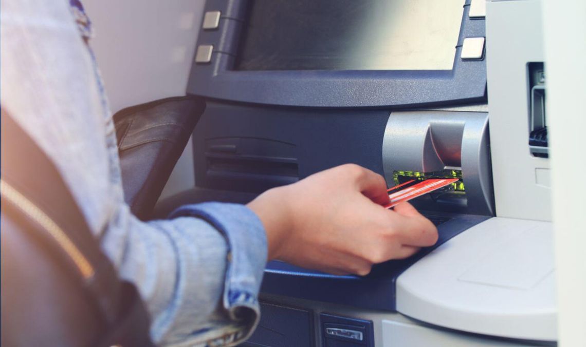 Uwaga na bankomaty! Ekspert pokazuje, jak rozpoznać urządzenia przestępców