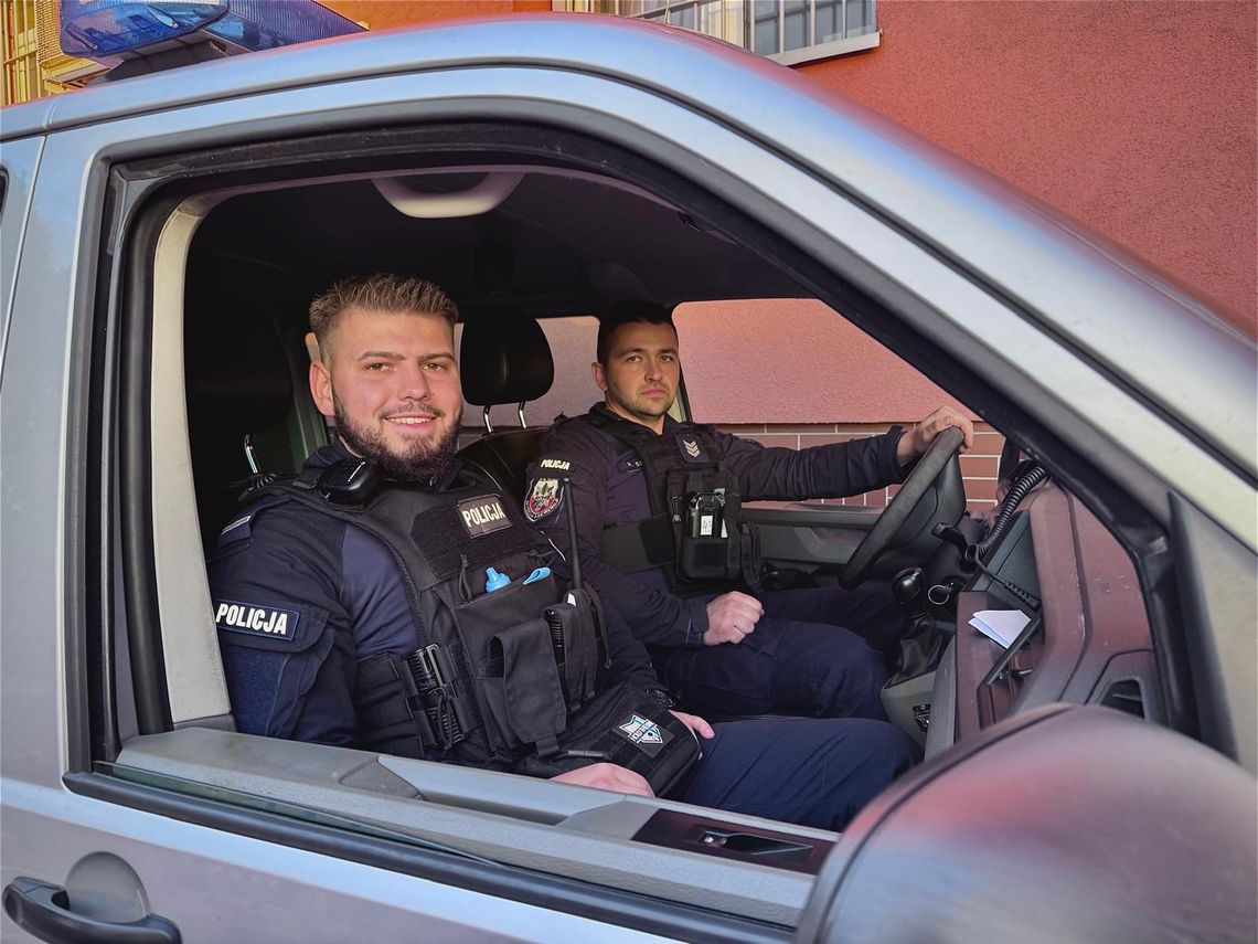 sierż. szt. Krzysztof Strelau i st. post. Nataniel Wójtowicz, policjanci z Kwidzyna, którzy pomogli uratować życie kobiety