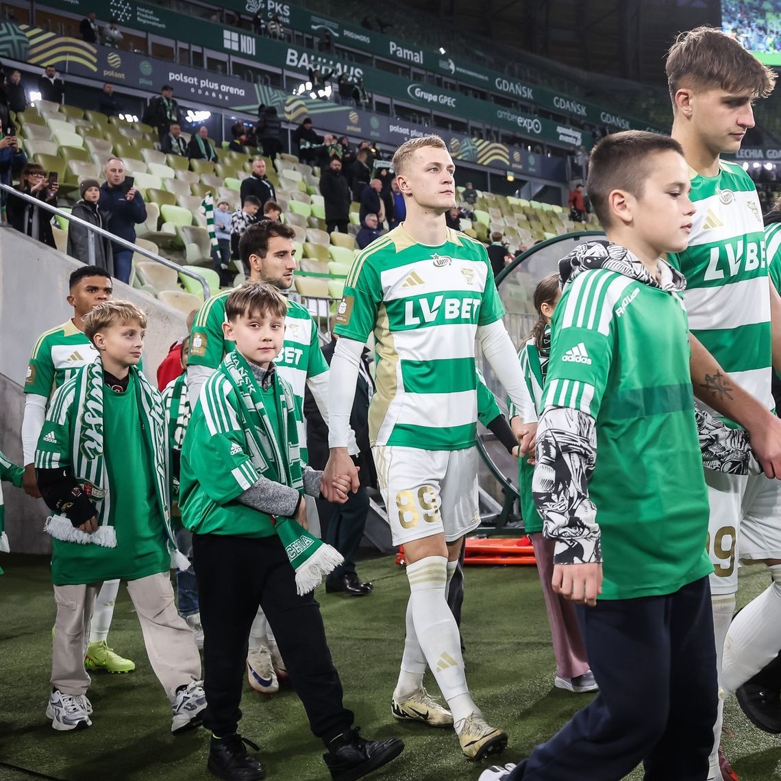 Eskorty dziecięce na meczach Lechii Gdańsk. Ile kosztuje udział?
