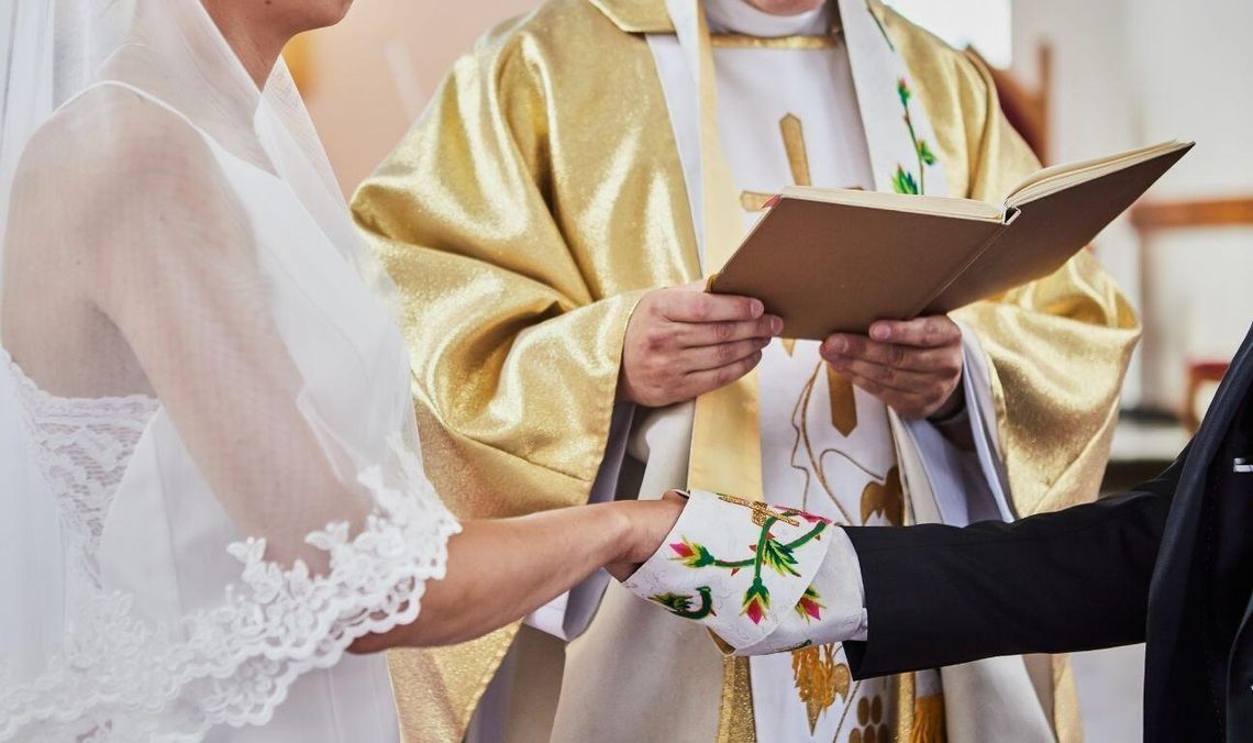 Fałszywe zaświadczenia kościelne online. Kupisz w sieci, odbierzesz z paczkomatu ślub, zdjęcie ilustracyjne