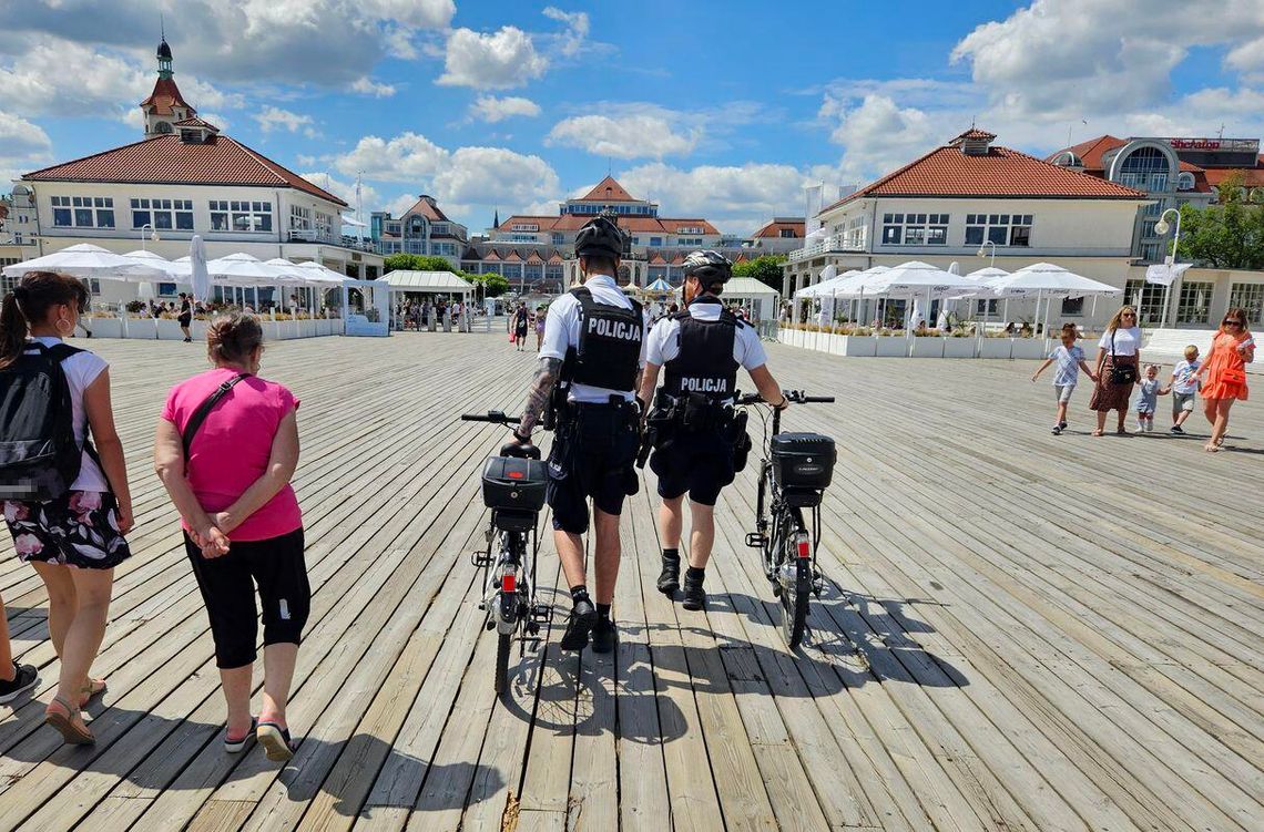 policjanci na molo w Sopocie