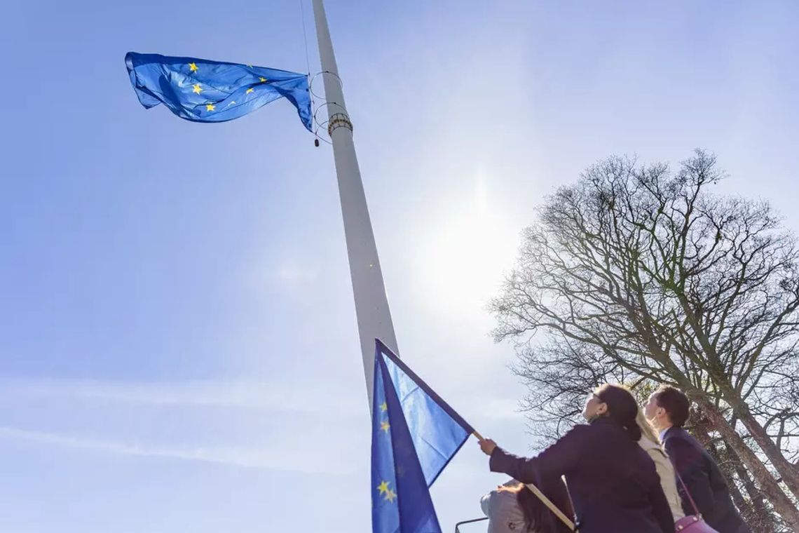 Flaga Unii Europejskiej nad Gdańskiem i „Oda do radości” z mobilnego carillonu