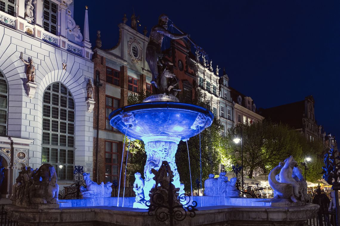 Fontanna Neptuna w Gdańsku na niebiesko, międzynarodowa kampania „Pamiętamy o poległych funkcjonariuszach”