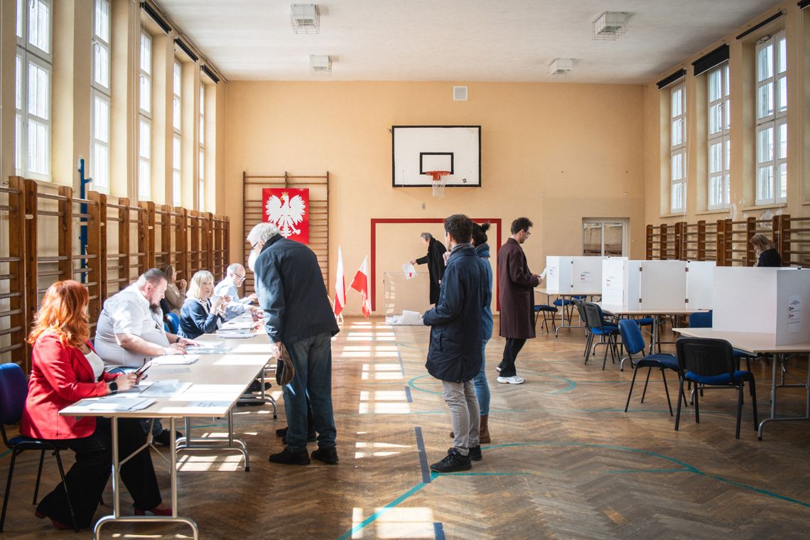 Frekwencja do godz. 12. Gdańsk kuleje, honor Pomorza ratuje Krynica Morska