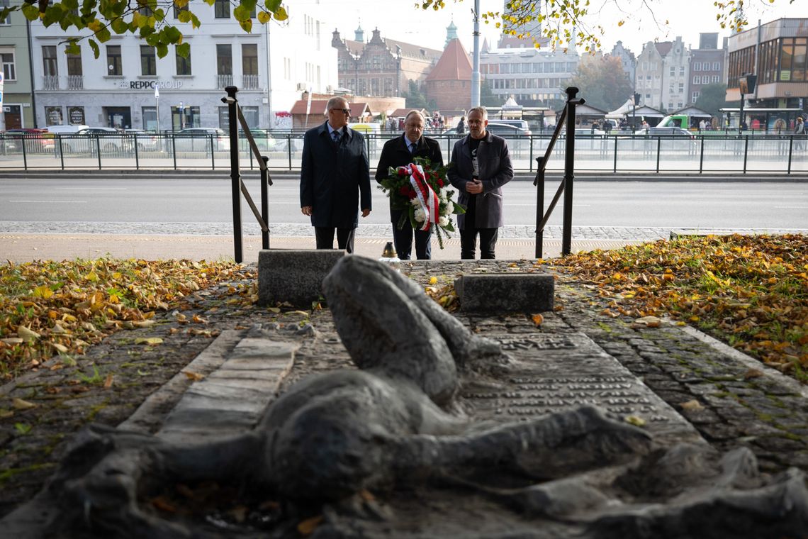 Gdańsk: IPN wznawia śledztwo w sprawie śmierci jednej pierwszych ofiar stanu wojennego złożenie kwiatów pod pomnikiem upamiętniającym Antoniego Browarczyka oraz inne ofiary stanu wojennego w Gdańsku