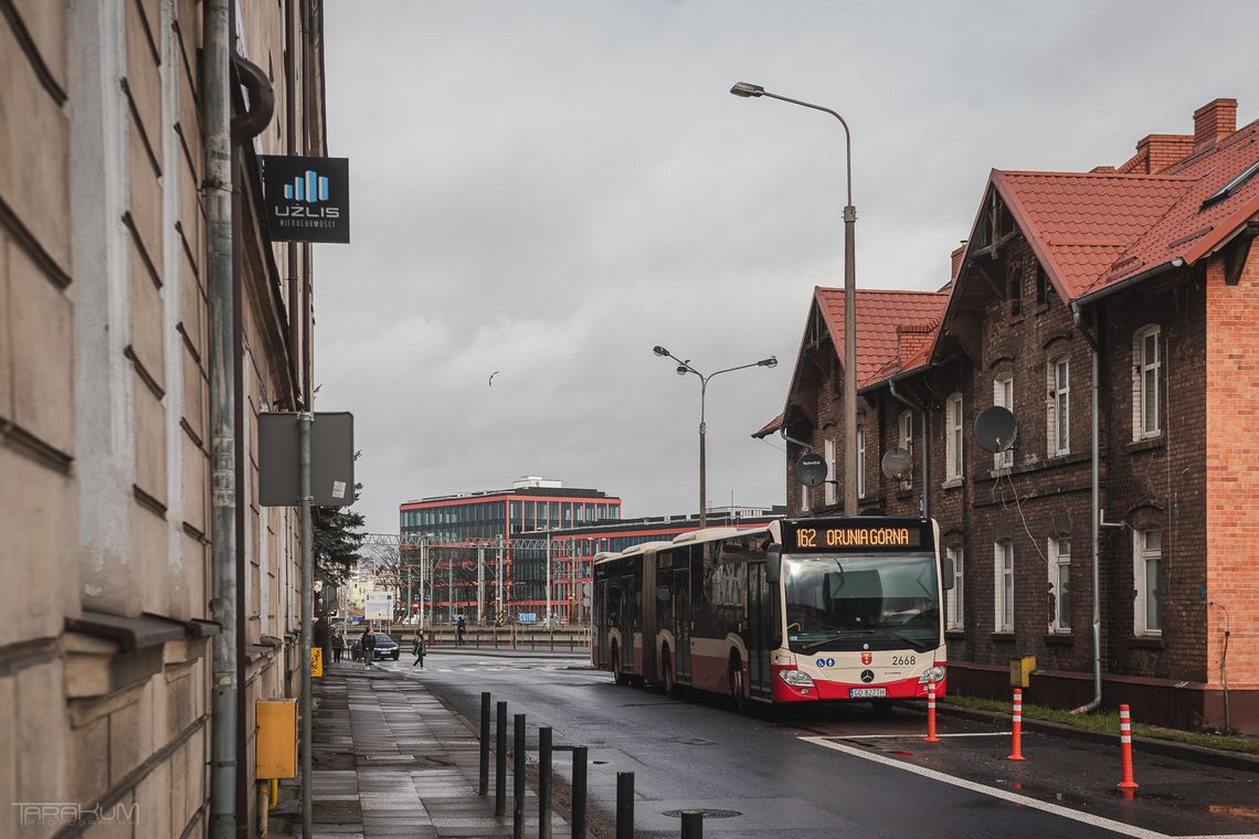 autobus parkujący na ul. Lendziona w Gdańsku