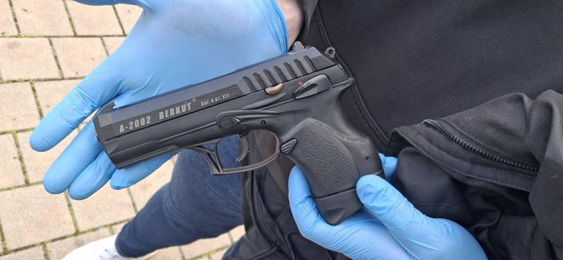 pistolet pneumatyczny znaleziony przy zatrzymanym mężczyźnie