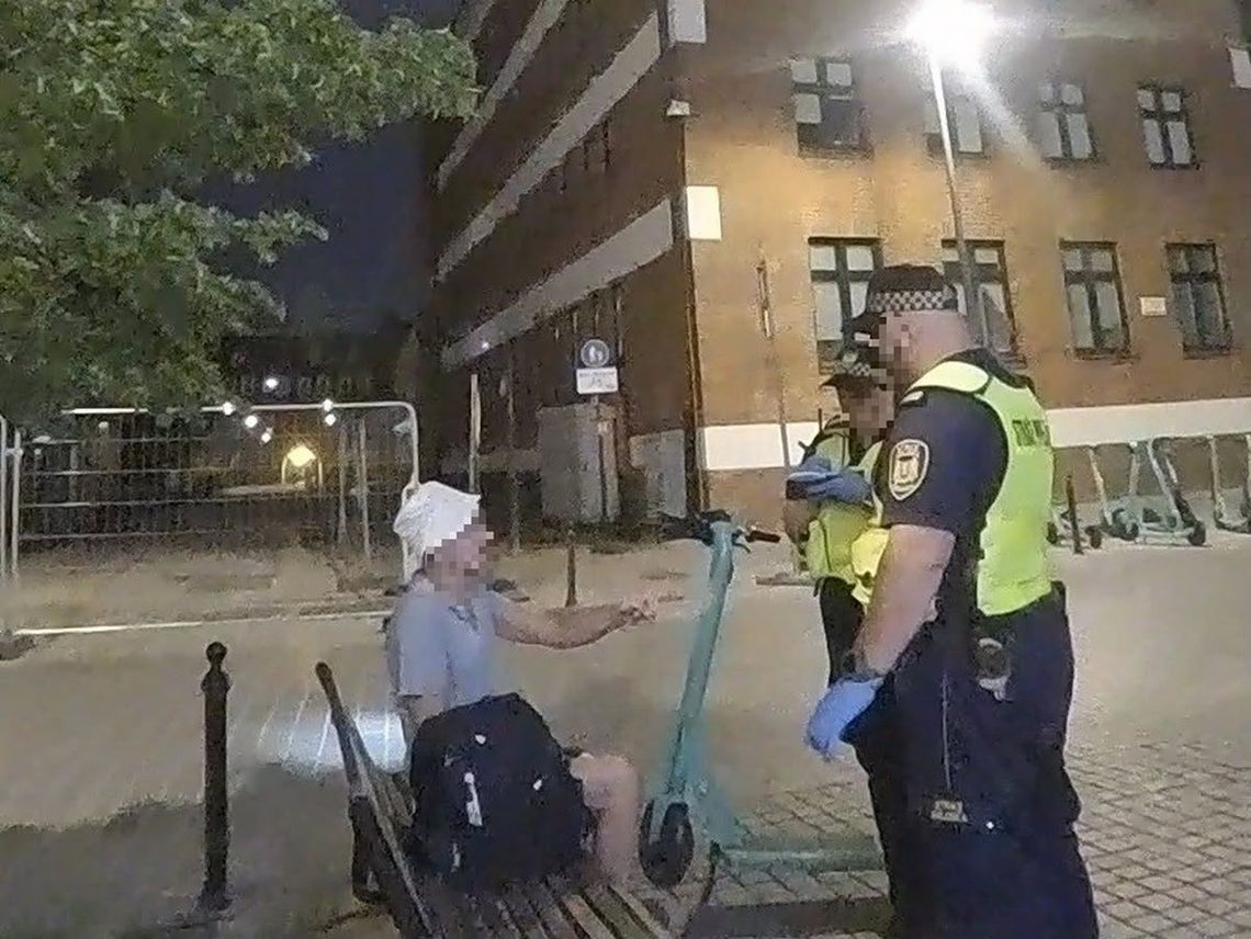 Gdańsk: Nocna przejażdżka hulajnogą bez spodni zakończyła się mandatem sprawca nieobyczajnego zachowania