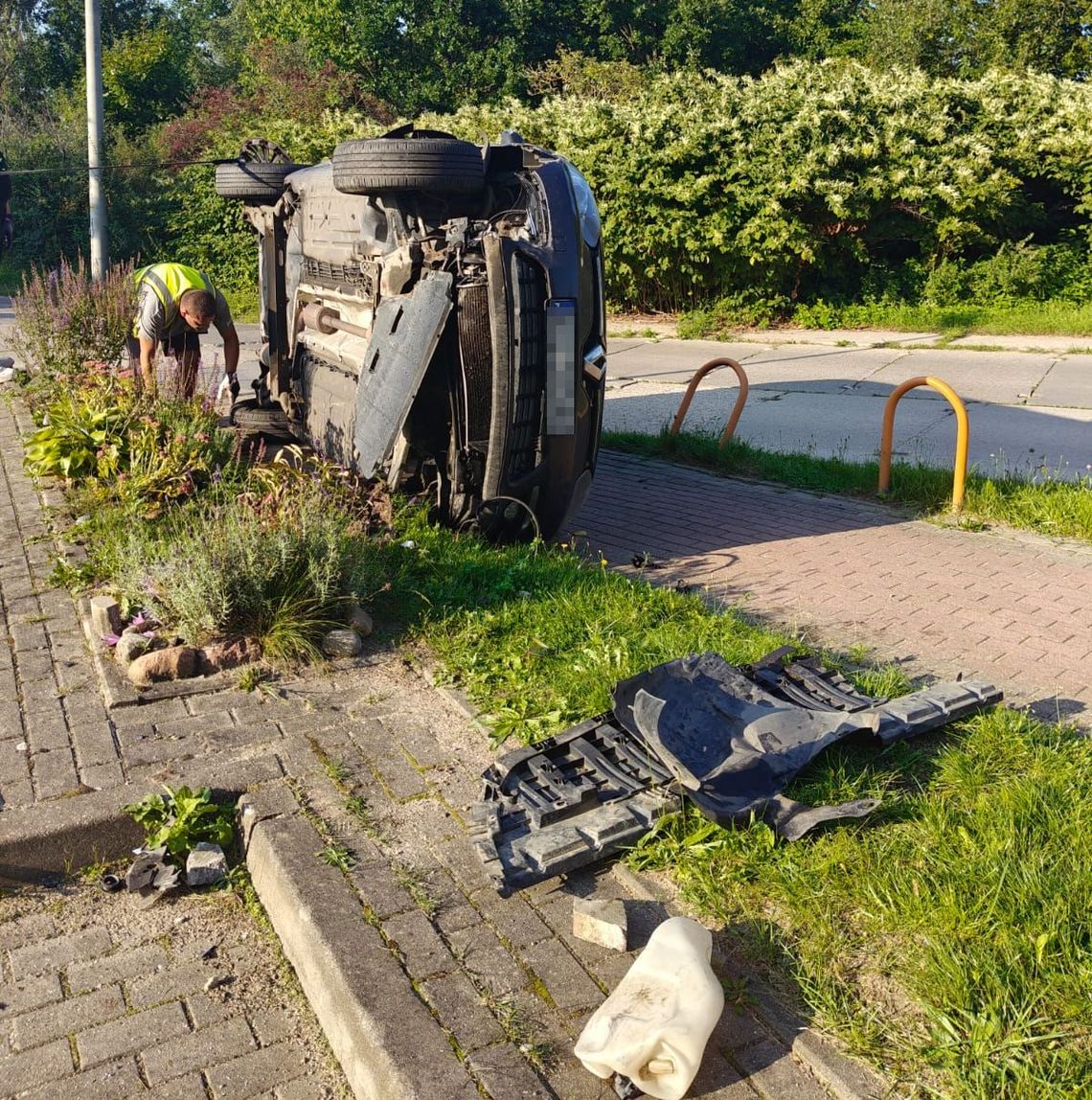 Gdańsk: Pijany kierowca dachował jadąc po dziecko z przedszkola