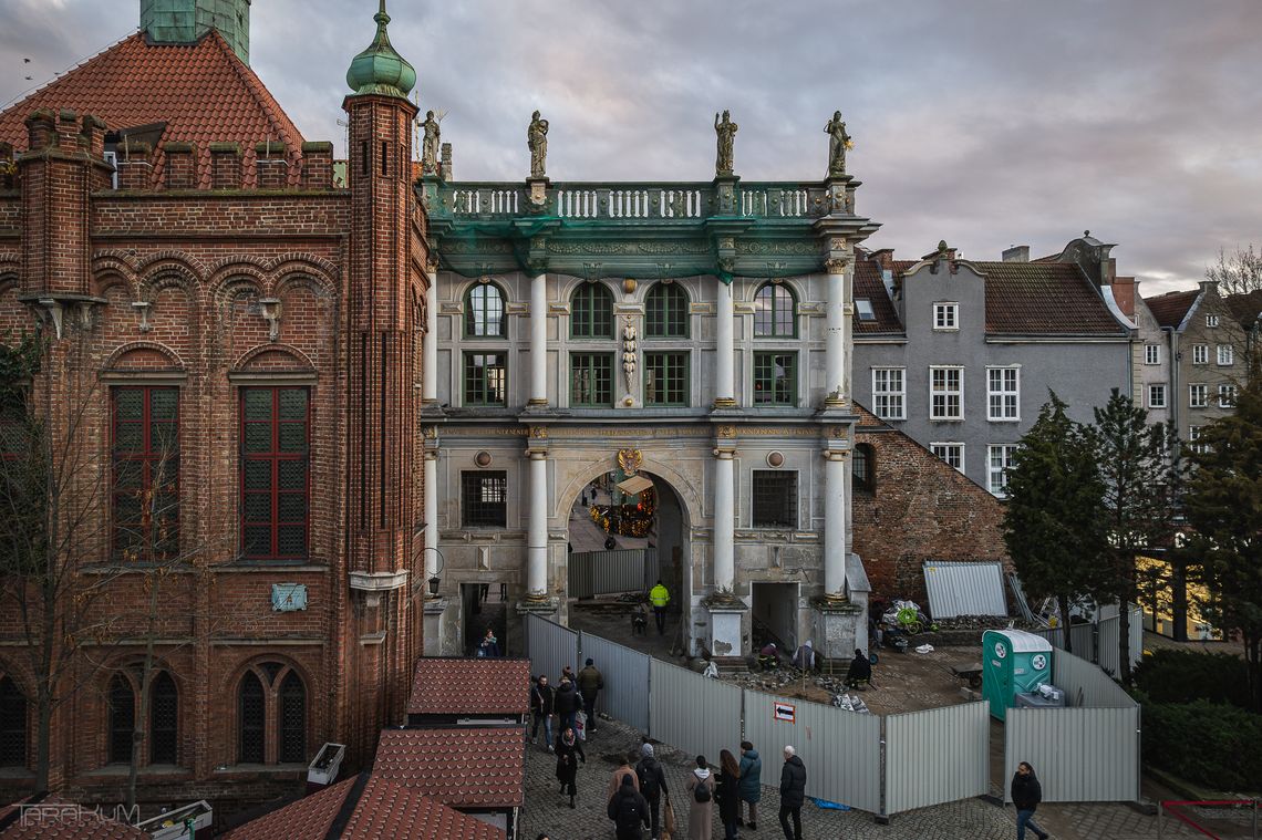 Gdańsk: Płot przy Złotej Bramie w końcu zniknie. Teraz już naprawdę Złota Brama w Gdańsku otoczona płotem