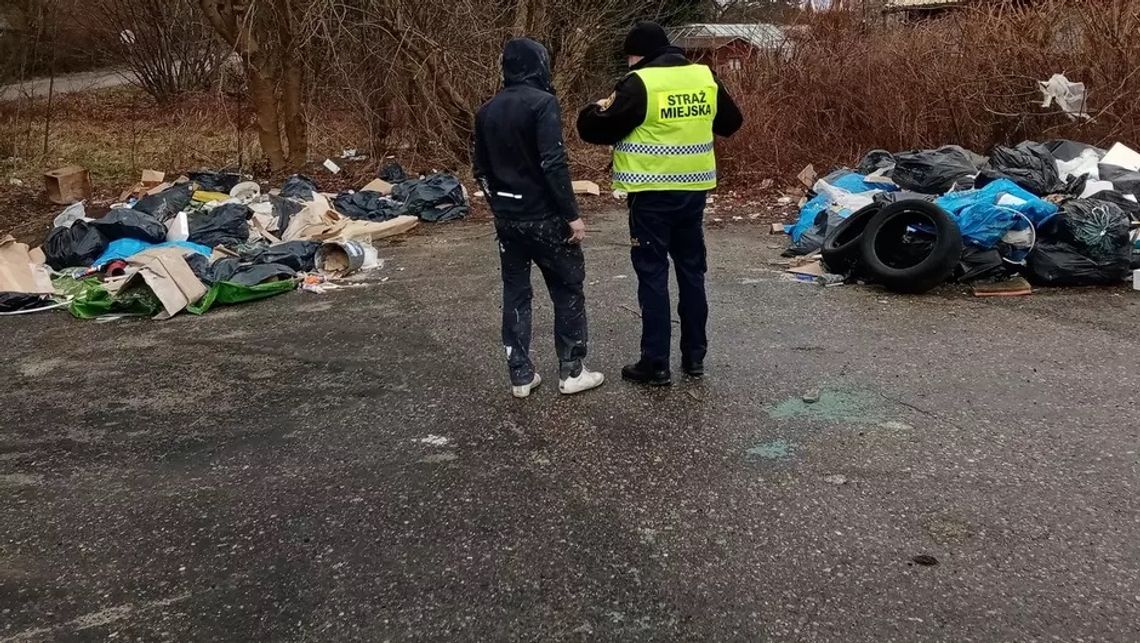 Odpady remontowe trafiły na dzikie wysypisko w Gdańsku