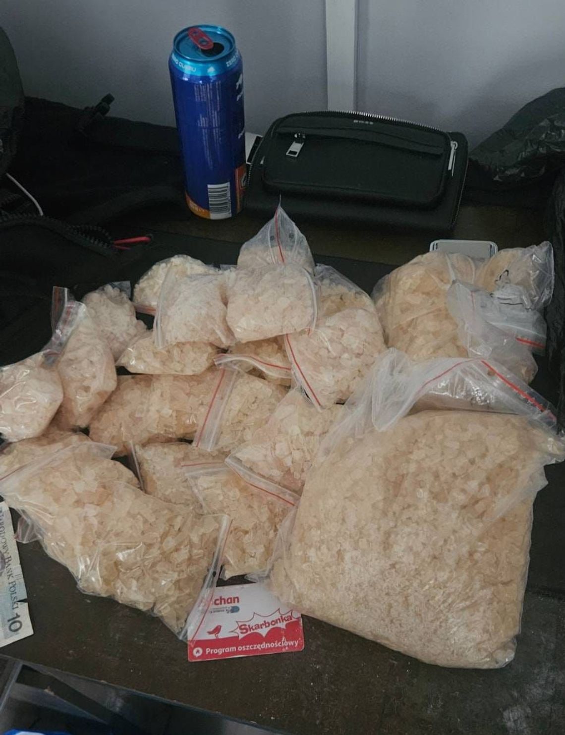 Gdańsk: Policjanci znaleźli w mieszkaniu 19-latka prawie 19 tysięcy porcji narkotyków