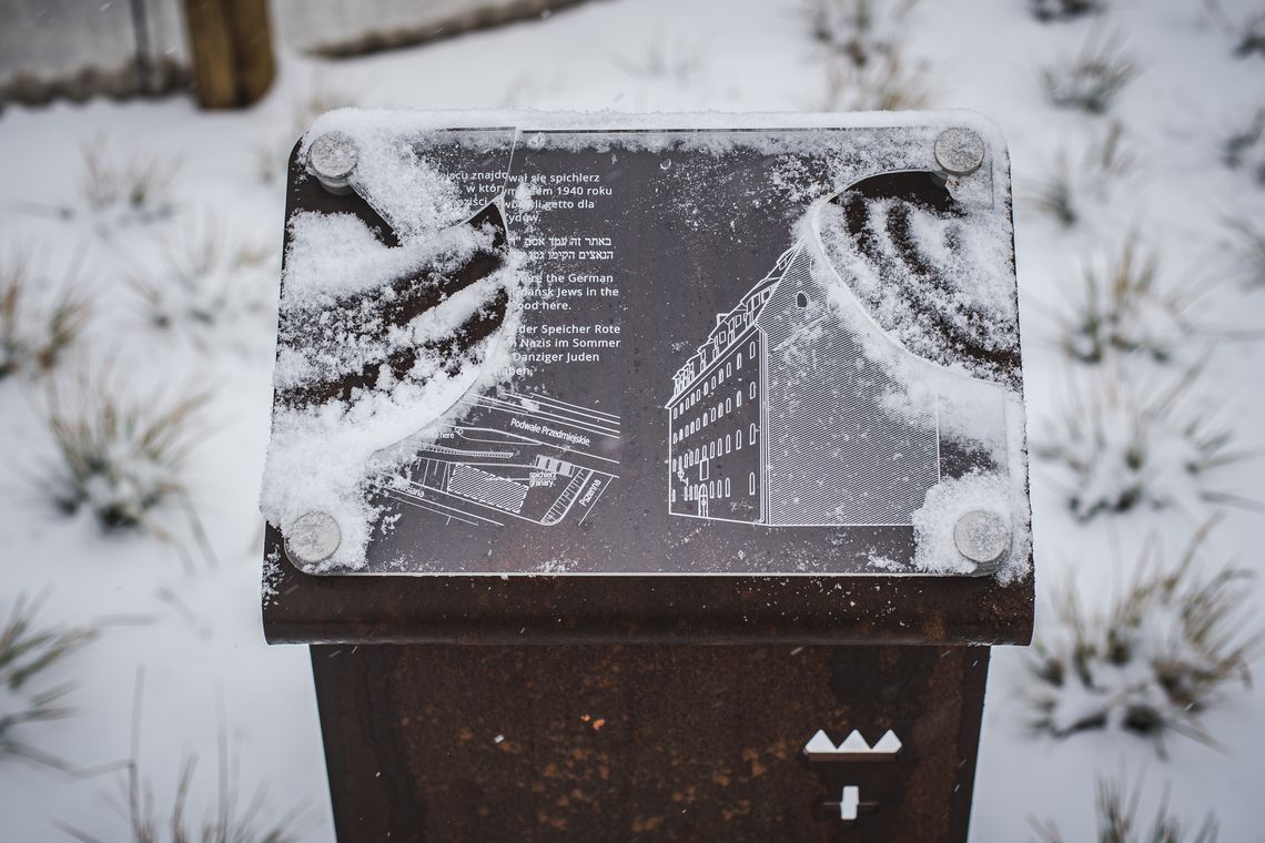 zdewastowana tablica upamiętniająca getto w Gdańsku