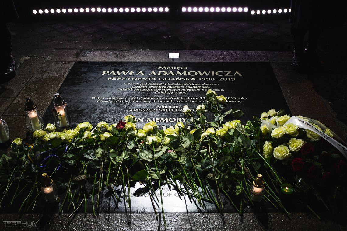 Gdańsk uczcił siódmą rocznicę śmierci Pawła Adamowicza 7. rocznica śmierci Pawła Adamowicza, tablica pamiątkowa, Gdańsk 2026