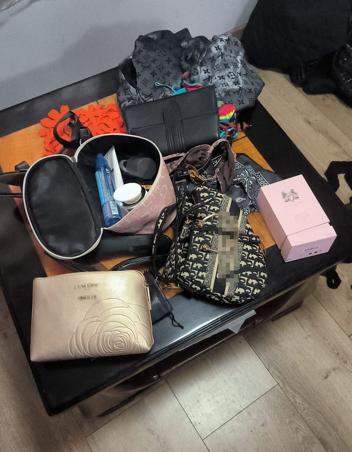 Gdańsk: Ukradli walizkę, wpadli przez lokalizator