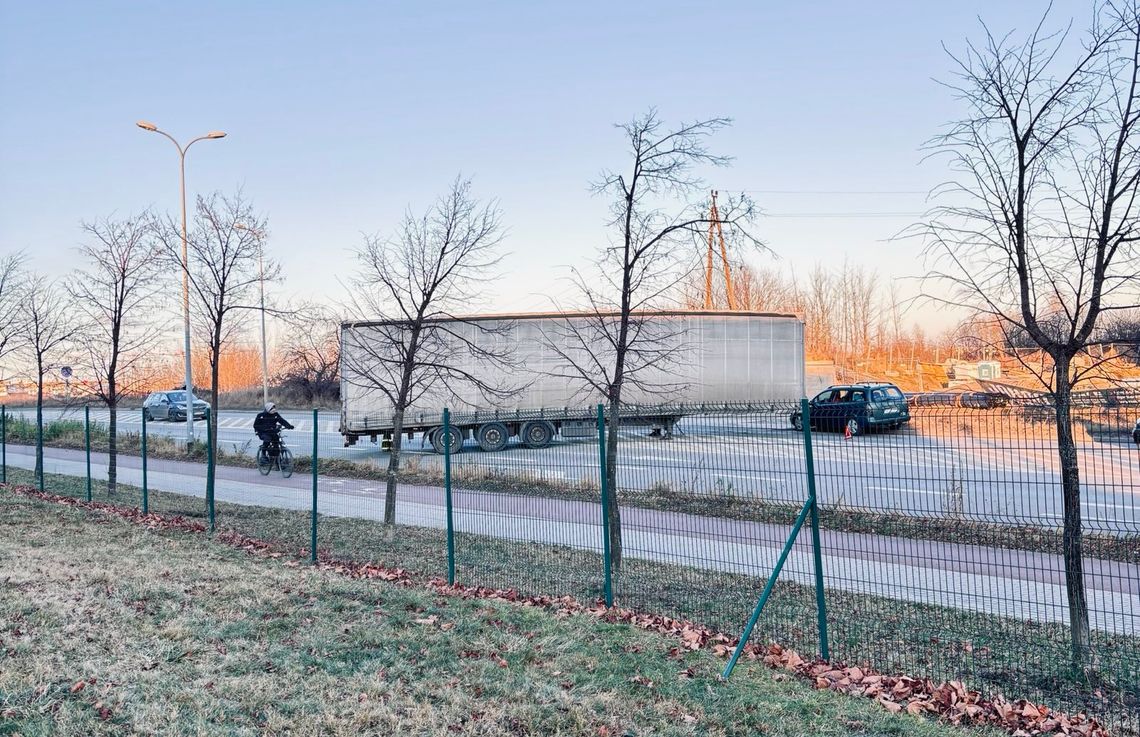 Przywidzka w Gdańsku nieprzejezdna. Naczepa stanęła w poprzek drogi Przywidzka w Gdańsku nieprzejezdna. Naczepa stanęła w poprzek drogi