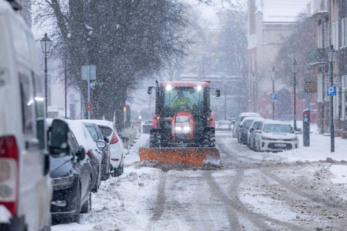 Gdańsk i Gdynia walczą z zimą. Ponad 1,5 tysiąca ton soli na drogach i duże opóźnienia komunikacji Gdańsk walczy z zimą. Tysiące ton soli na drogach i duże opóźnienia komunikacji