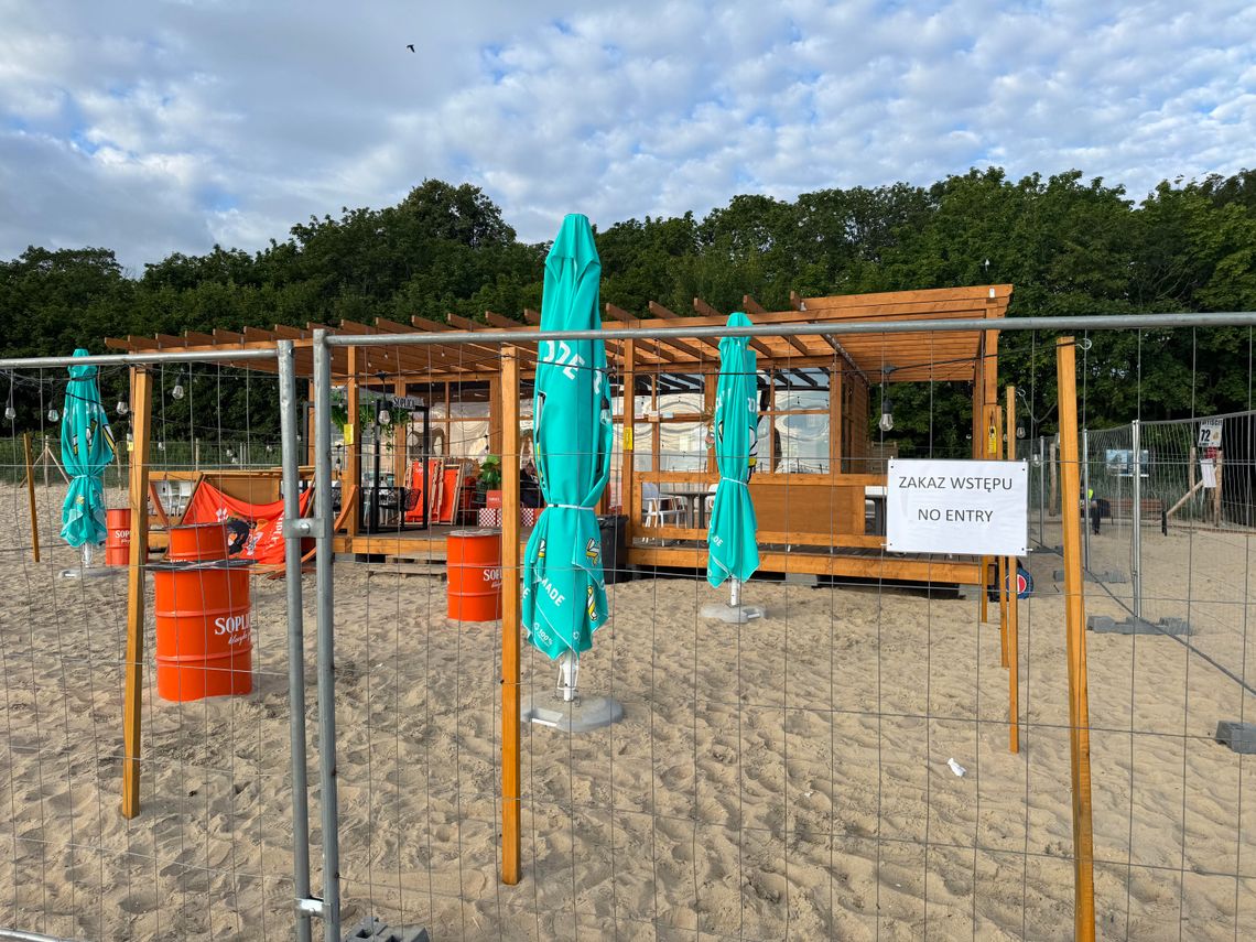 Beach Bar 72 w Gdasku-Jelitkowie ogrodzony przez miasto