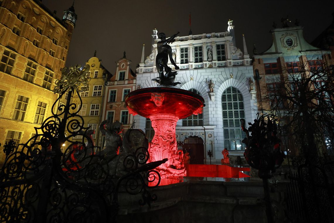 Gdańsk zaświeci się na czerwono. Miasto włącza się w akcję przeciwko przemocy wobec dzieci Neptun podświetlony na czerwono