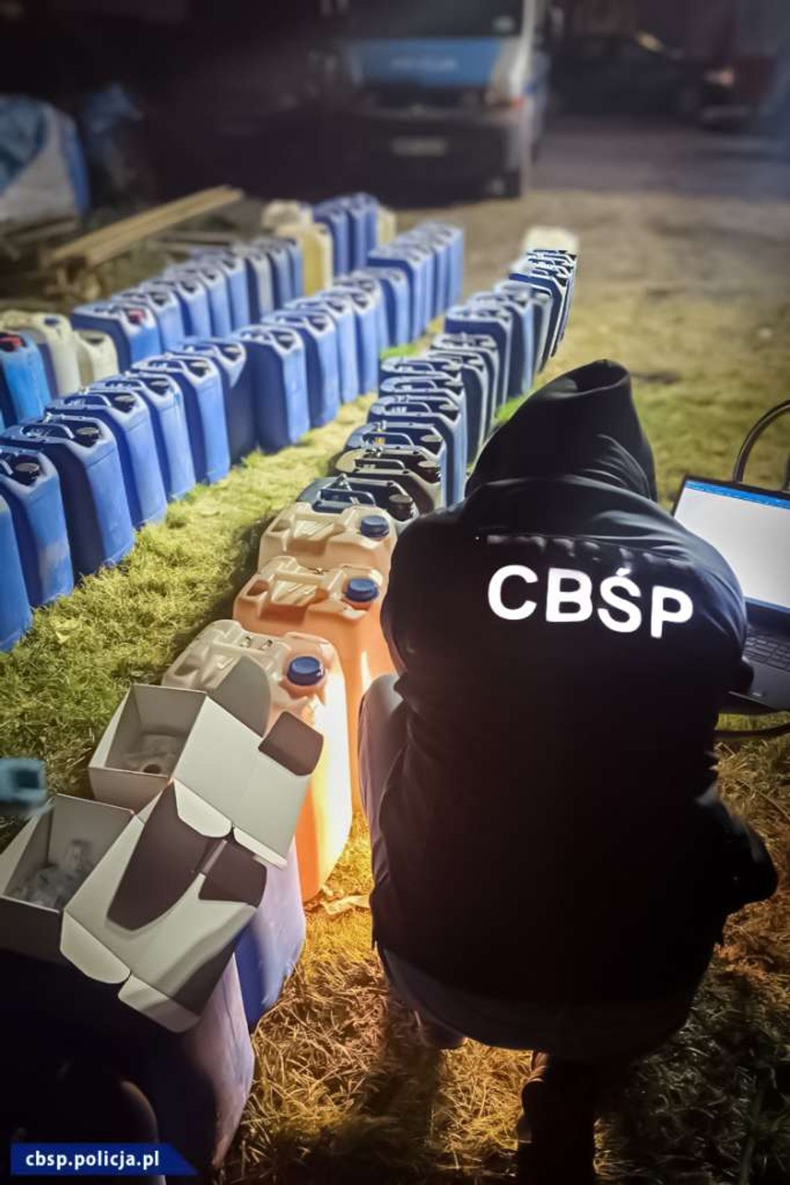 Funkcjonariusze CBŚP zlikwidowali laboratorium BMK, przejmując 13,5 litra prekursora amfetaminy | źródło: CBŚP