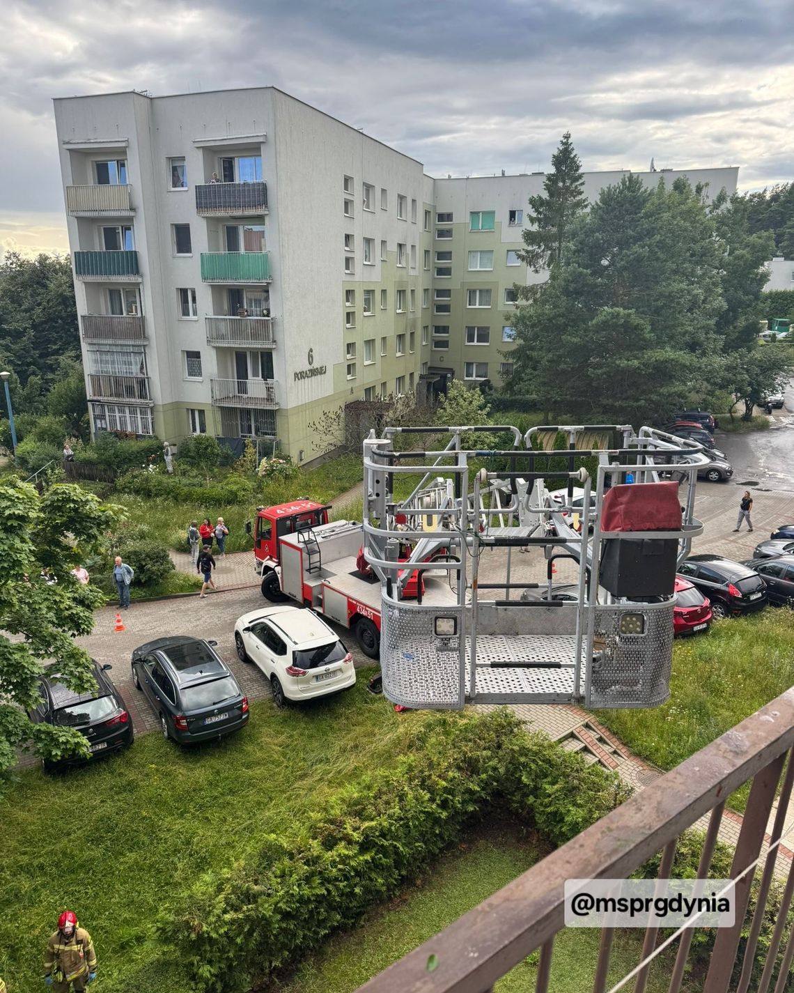 akcja ratunkowa w Gdyni-Karwinach, na balkonie leżała pijana seniorka