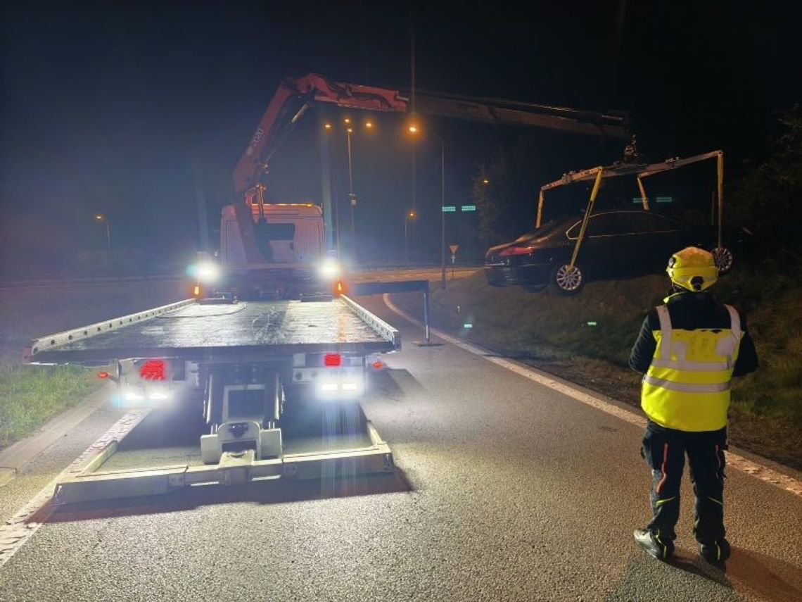 Gdynia. Bez uprawnień i „na gazie” wjechał w skarpę na Obwodnicy Trójmiasta Gdynia. Bez uprawnień i „na gazie” wjechał w skarpę na Obwodnicy Trójmiasta