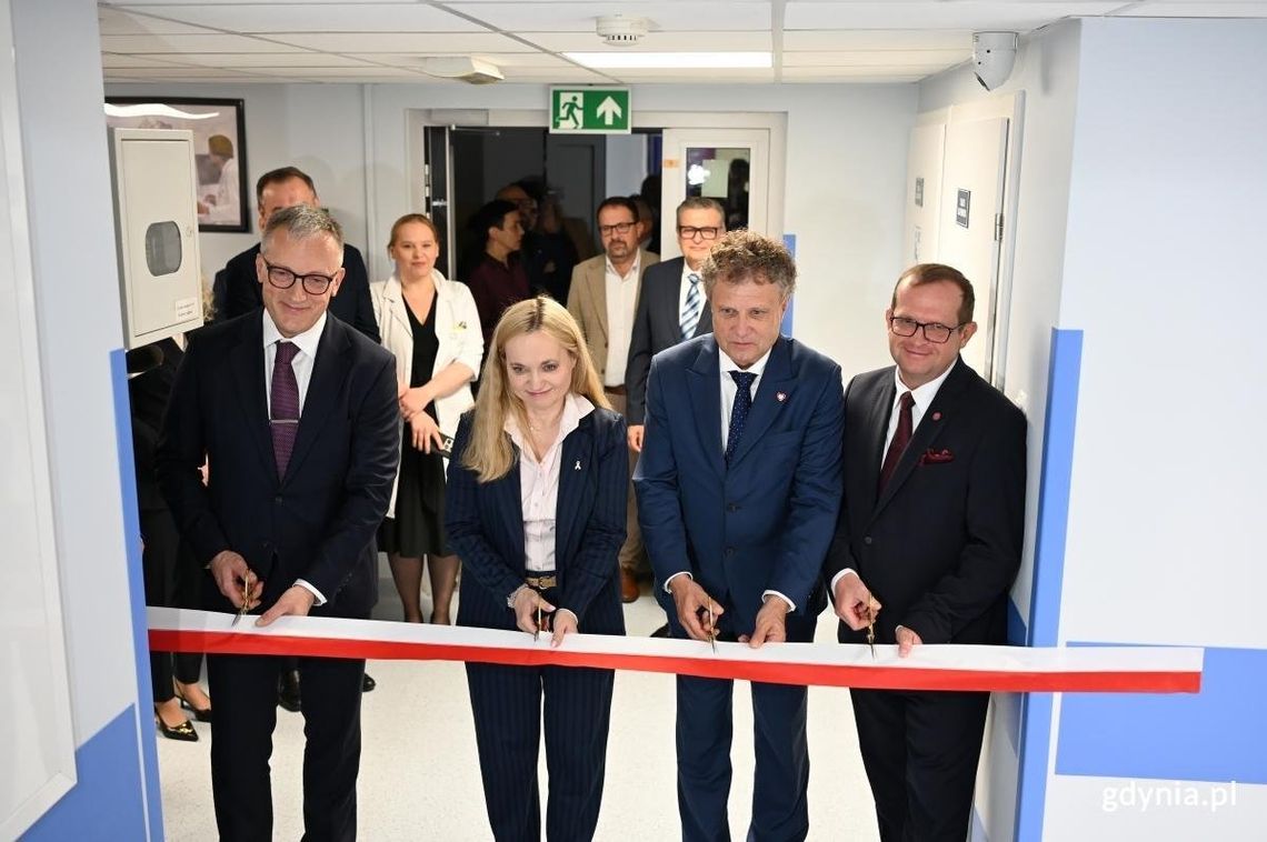 Gdynia: nowy tomograf za 8 mln zł pozwoli na szybsze i dokładniejsze badania wielu chorób przecinanie wstęgi