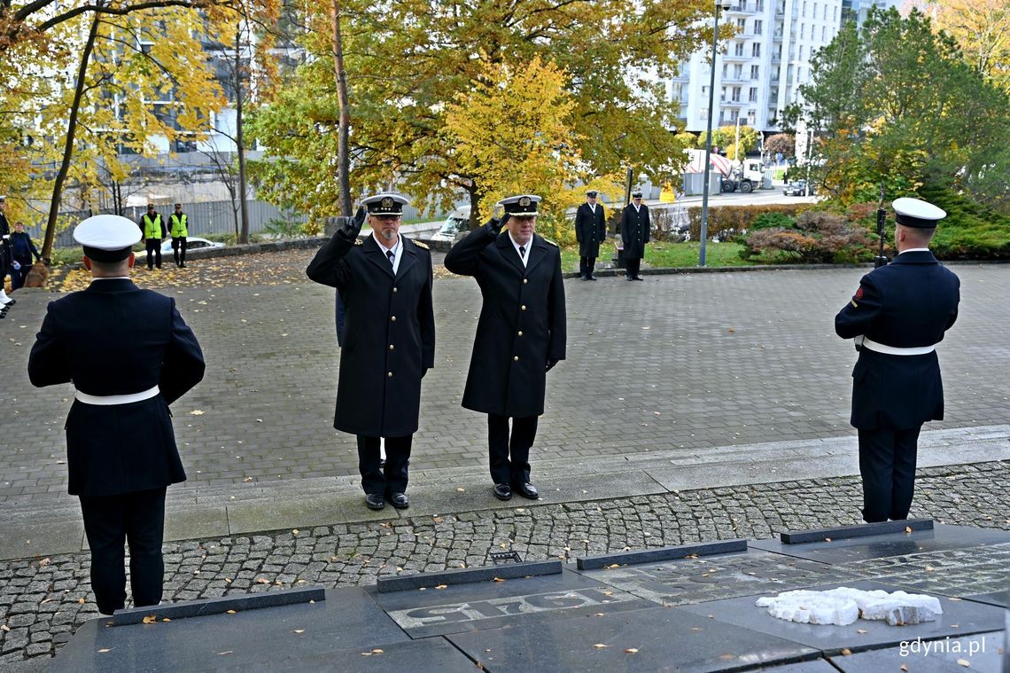 Admirałowie, komandorzy, marynarze. Gdynia uczciła ich pamięć Gdynia pamięta o bohaterach. Marynarze oddali hołd zasłużonym dla polskich sił morskich