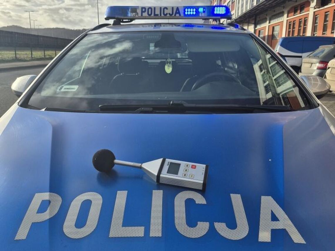 Policja kontroluje głośność samochodów w ramach akcji „Ciche Trójmiasto" Gdynia: Policja skontroluje głośność wydechu pojazdów. Działania kontrolne "Ciche Trójmiasto"