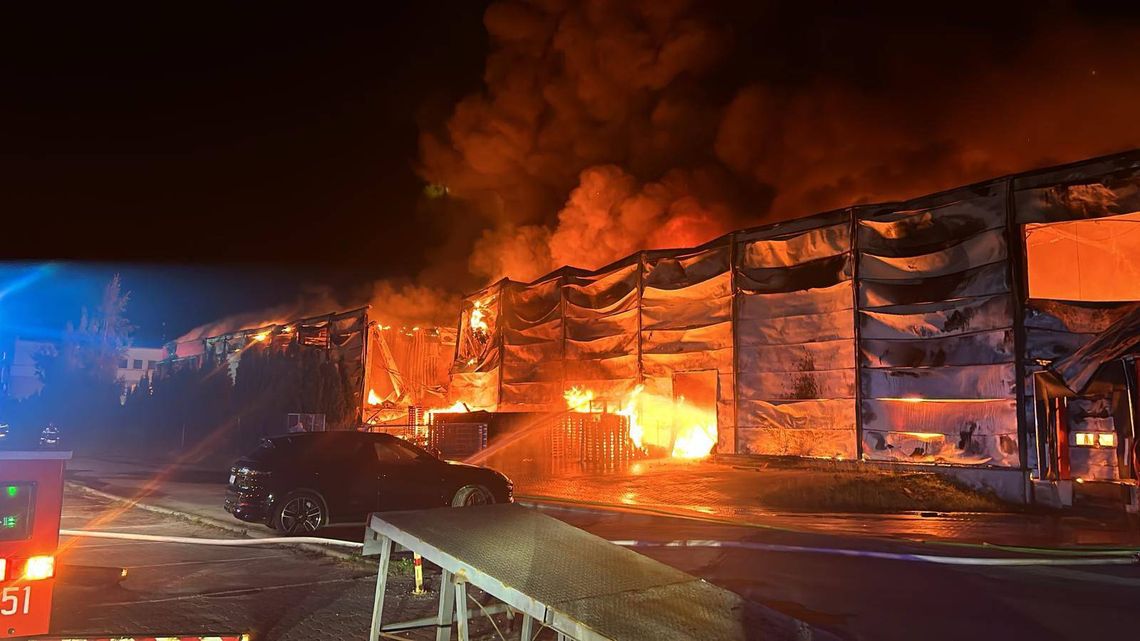 Gdynia: Pożar ogromnej hali z zabawkami. Trwa dogaszanie, w akcji 53 strażaków Gdynia: Pożar ogromnej hali z zabawkami. Trwa dogaszanie, w akcji 53 strażaków