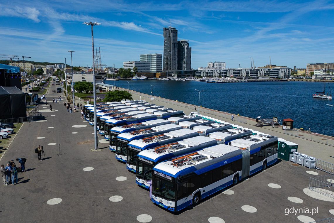 Gdynia stawia na elektryki. Na ulice wyjedzie 11 nowych przegubowych autobusów Gdynia stawia na elektryki. Na ulice wyjedzie 11 nowych autobusów