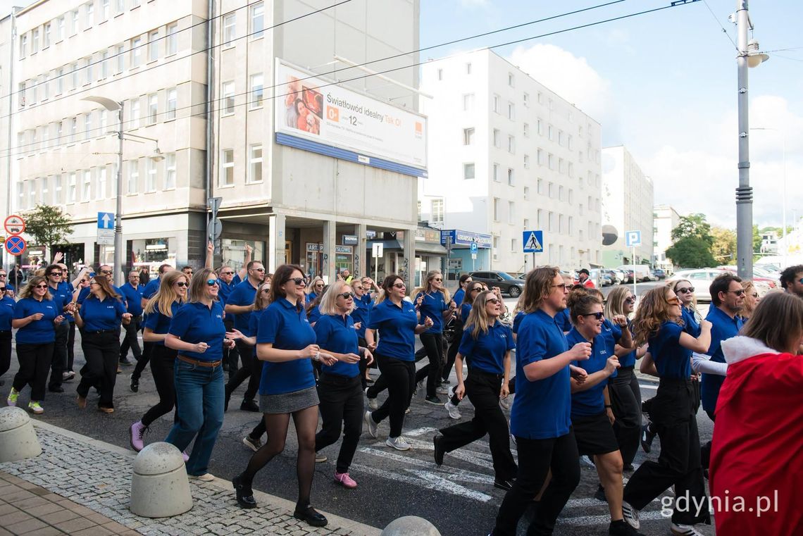 Gdynia świętuje stulecie. Powstał rekordowy lipdub z udziałem tysięcy mieszkańców Gdynia świętuje stulecie. Powstał rekordowy lipdub z udziałem tysięcy mieszkańców