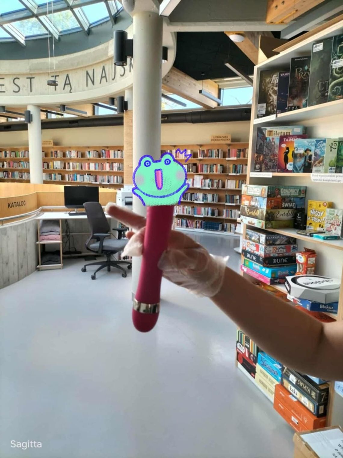 Gdynia: Wibrator w pojemniku na ubrania w bibliotece. "Chciał innym zrobić dobrze, nam nie zrobił"