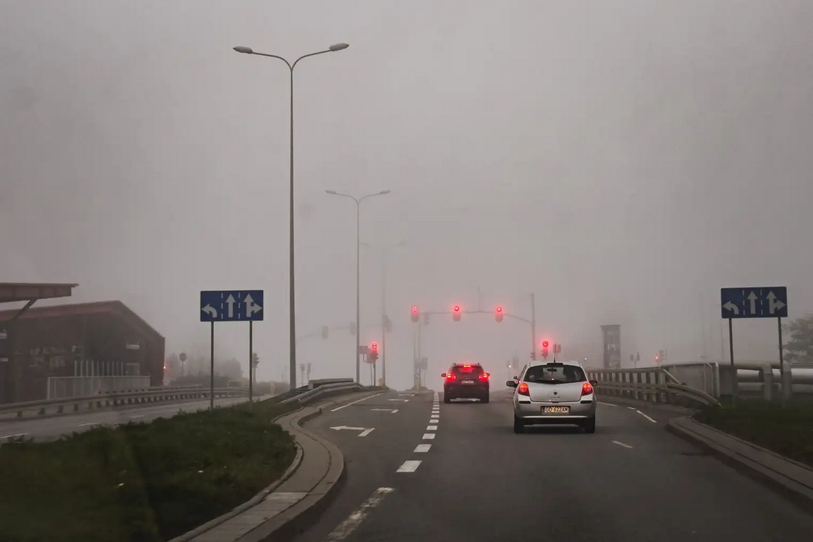 Gęste mgły na Pomorzu i w Trójmieście. IMGW wydało ostrzeżenie dla kierowców Gęste mgły na Pomorzu i w Trójmieście. Jest alert dla kierowców!