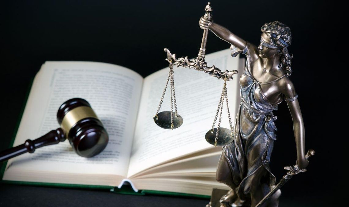 Głośne zabójstwo seniora w Gdańsku-Brzeźnie. Sąd skazał wnuczkę i jej wspólników Temida, zdjęcie ilustracyjne