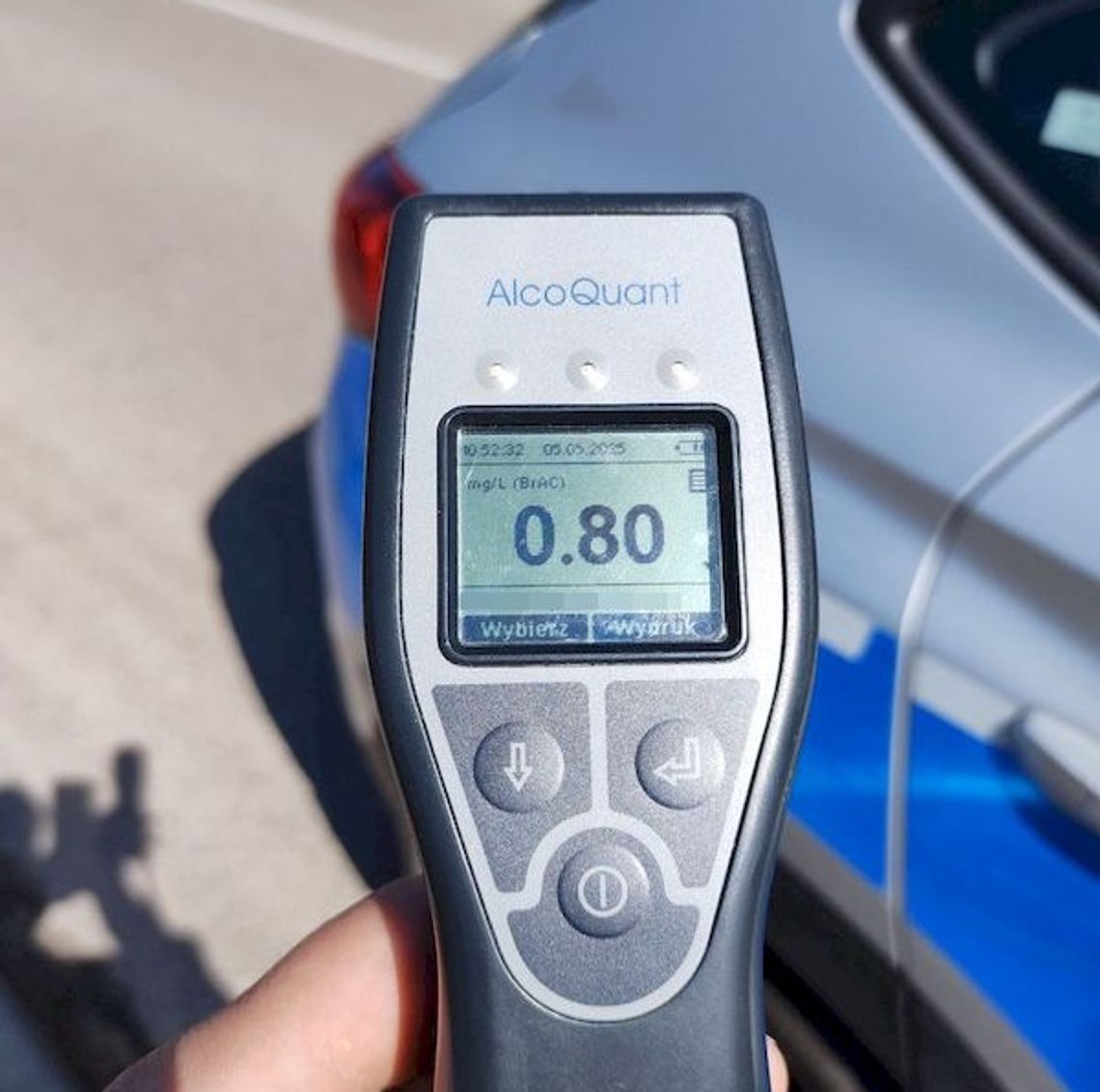 alkomat po zbadaniu stanu trzeźwości pijanego ojca w gminie Główczyce