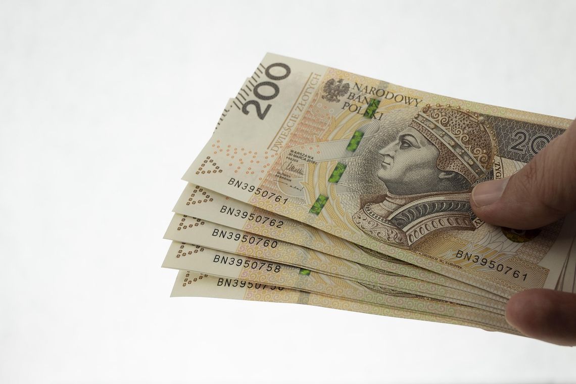 5 tys. złotych za meldunek w gminie Chojnice. Wkrótce losowanie nagród banknoty, zdęcie ilustracyjne