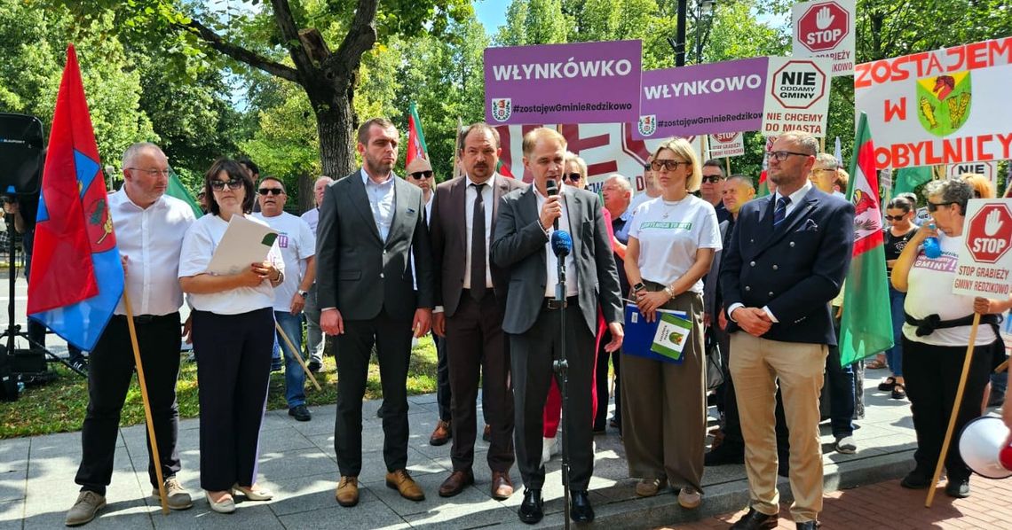 Gminy nie chcą zmian granic. Samorządowcy protestowali przed KPRM protest samorzadowców pod KPRM