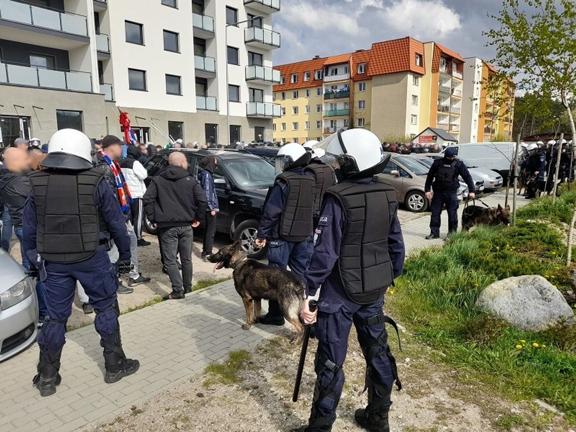 Gorąco przed meczem w Lęborku. 250 policjantów pilnowało kibiców 