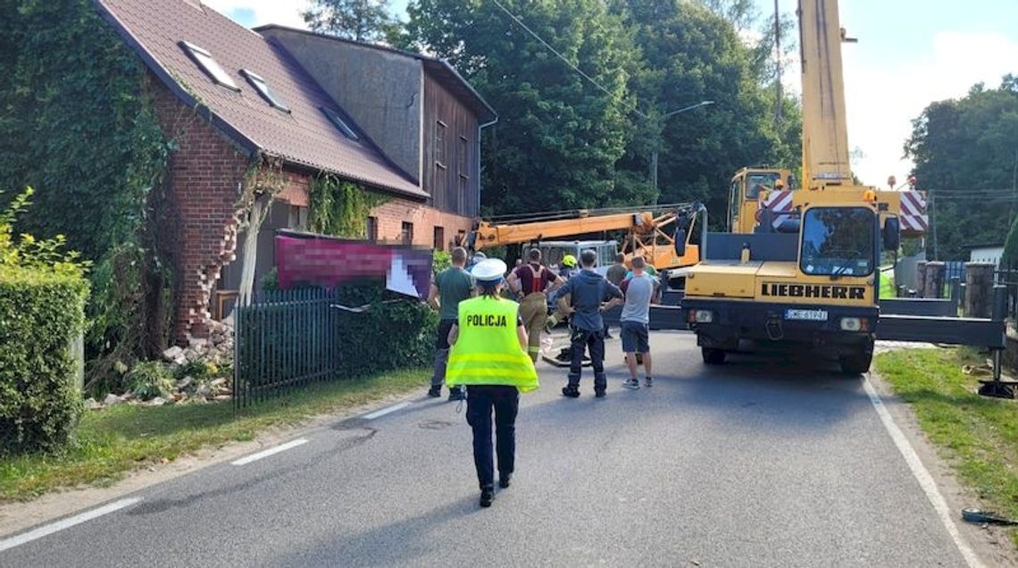 Górczyn: Samochód z dźwigiem uderzył w ścianę domu 