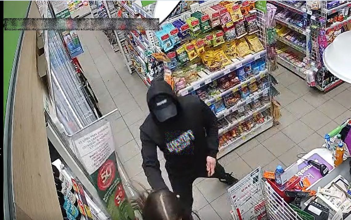 Rozbój w sklepie w Słupsku. Groził nożem i zmusił do otwarcia kasy