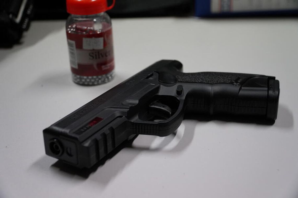 Rodzinna kłótnia przerodziła się w groźny incydent. Pojechał pod sklep i wyciągnął "broń" Rodzinna kłótnia przerodziła się w groźny incydent. Pojechał pod sklep i wyciągnął "broń"