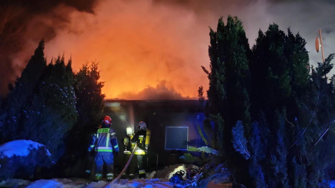 Groźne pożary na Pomorzu: działania strażaków utrudnione przez mróz