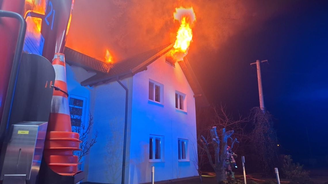 Groźny pożar domu w Silnie w gminie Chojnice. W akcji 10 zastępów strażaków