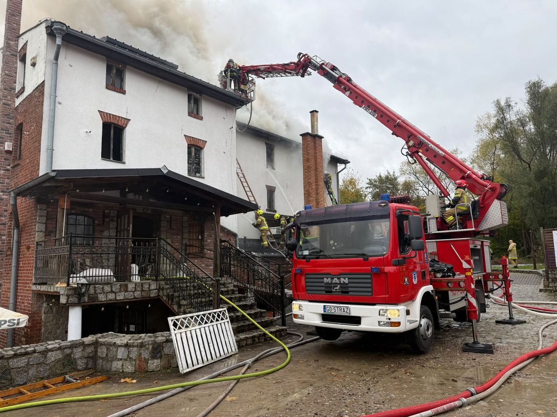 Płonie restauracja Młyn w Bytowie. Ogień strawił poddasze, trwa akcja 17 zastępów straży pożarnej Płonie restauracja Młyn w Bytowie. Ogień strawił poddasze, trwa akcja 17 zastępów straży pożarnej