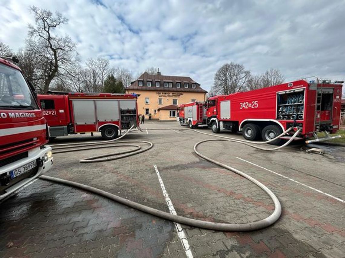 Pożar w DPS w Przytocku. Jedna ofiara śmiertelna, 99 osób ewakuowano