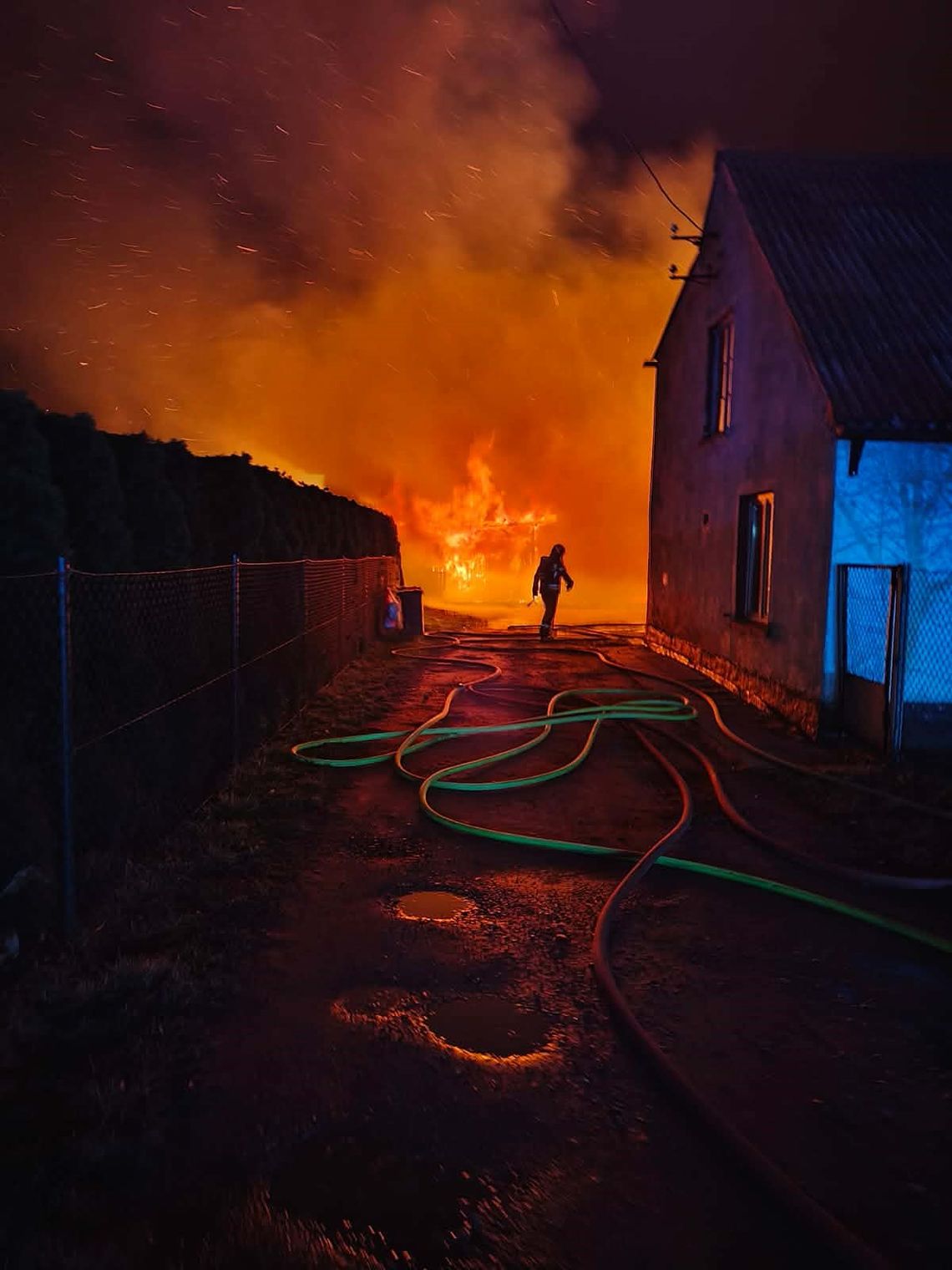 Groźny pożar w Kościerzynie! Policjanci uratowali 94-letnią kobietę z płonącego budynku Groźny pożar w Kościerzynie! Policjanci uratowali kobietę z płonącego budynku